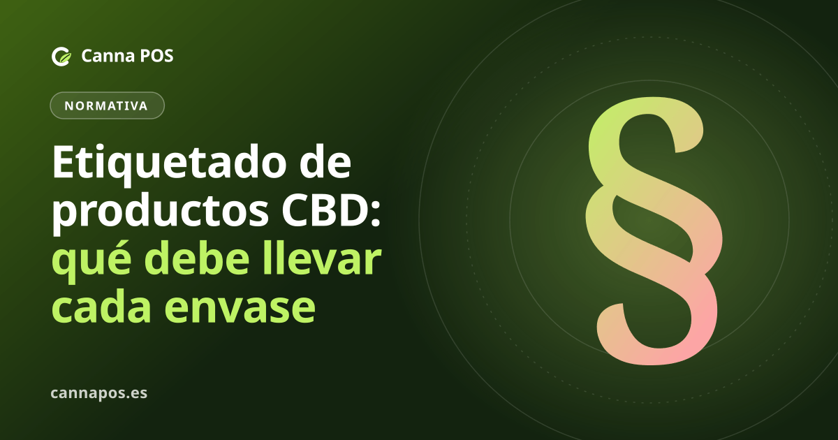 Dependiente revisando la etiqueta de un aceite y una crema de CBD junto a fichas de producto en el mostrador de una tienda