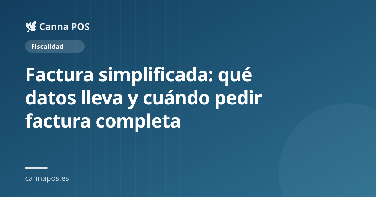 Dependiente de un grow shop revisa en pantalla los datos de un comprobante antes de entregarlo a un cliente.