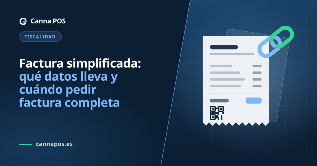 Dependiente de un grow shop revisa en pantalla los datos de un comprobante antes de entregarlo a un cliente.