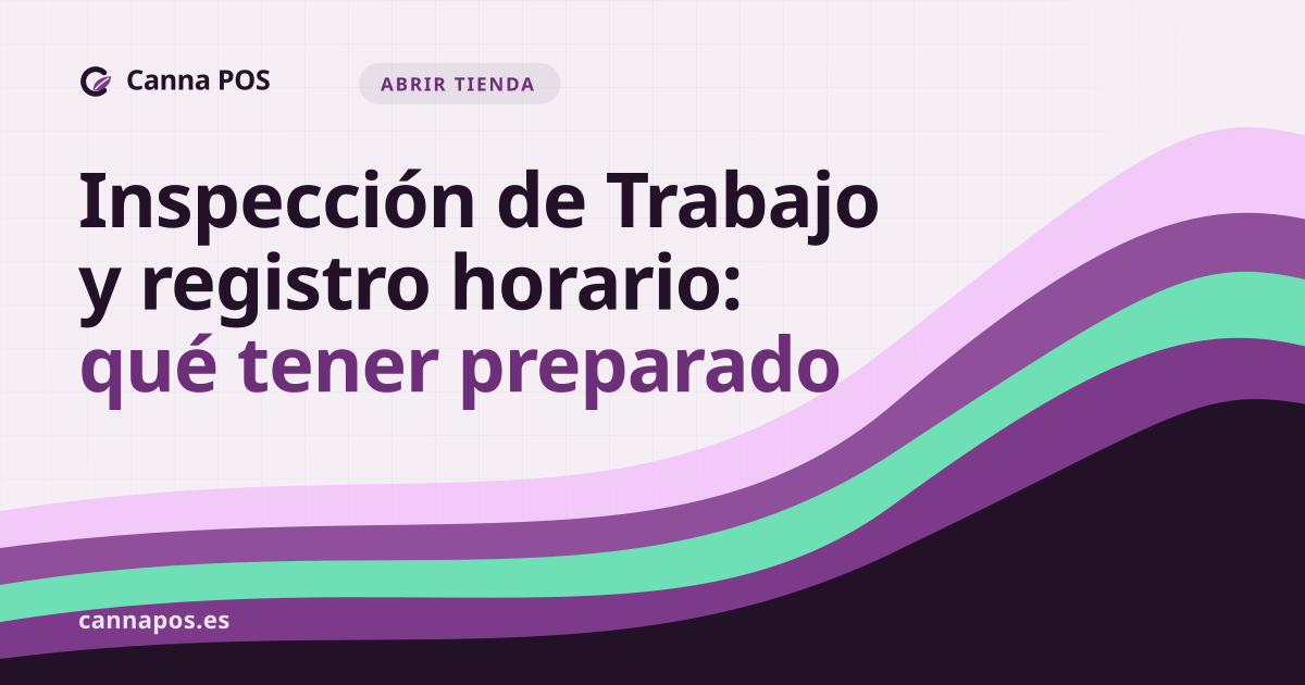 Encargada de una tienda revisa en una tablet los registros de jornada de su equipo.