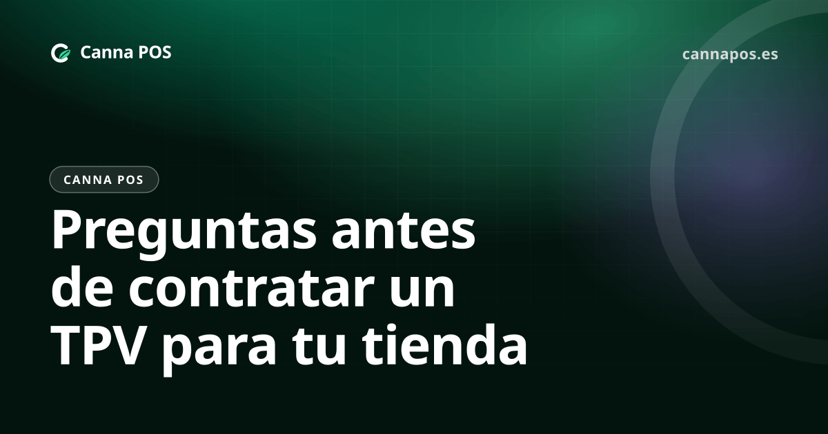 Persona comparando un TPV en una tableta junto a la caja de una tienda